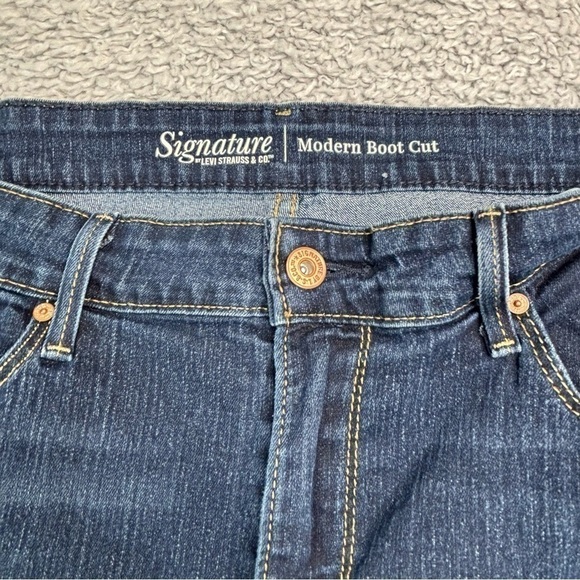 Levi's Jeans Womens 33 Signature Modern Boot Cut Denim Dark Wash Flare Basic - Picture 2 of 5